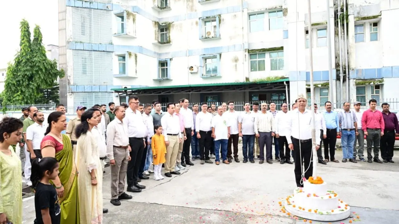 स्वतंत्रता दिवस पर सूचना एवं लोकसंपर्क विभाग में ध्वजारोहण, महानिदेशक बंशी धर तिवारी ने दी शुभकामनाएं