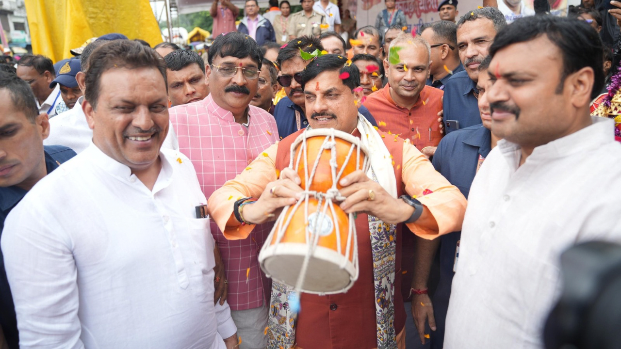 जबलपुर के रांझी में ‘बोल कांवड़िया, बोल बम’ की गूंज, सीएम डॉ. मोहन यादव ने बजाया डमरू, कांवड़ियों पर फूल बरसाए