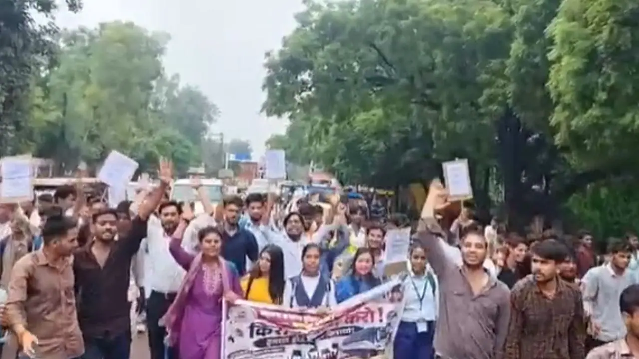 छतरपुर: बस किराया बढ़ोतरी के खिलाफ छात्रों का हल्ला बोल, सड़क पर बैठकर किया प्रदर्शन, सरकार से फैसला वापस लेने की मांग