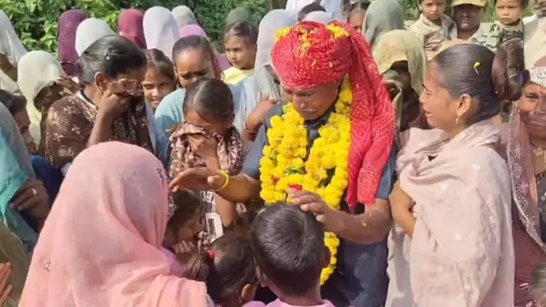 28 साल बाद गुरुजी की विदाई पर रो पड़ा पूरा स्कूल, बच्चों ने कहा – ‘सर, आपको घर नहीं जाने देंगे’