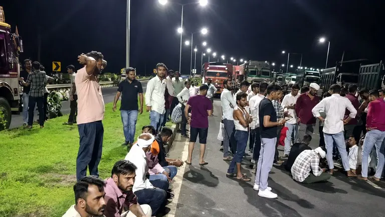बारिश में भीग रही मूंग, तीन दिन से इंतजार कर रहे किसानों का फूटा गुस्सा, हाईवे पर लगा जाम