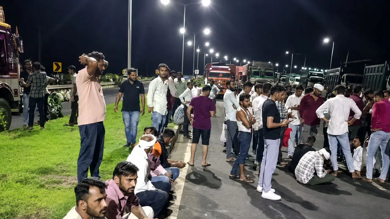 संदलपुर में मूंग तुलाई रुकी तो भड़के किसान, ट्रॉलियां खड़ी होने पर हाईवे किया जाम