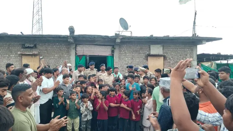 खेरवा पहुंचे धार एसपी सचिन शर्मा, अपराध रोकने और शिक्षा को लेकर ग्रामीणों से की खास अपील