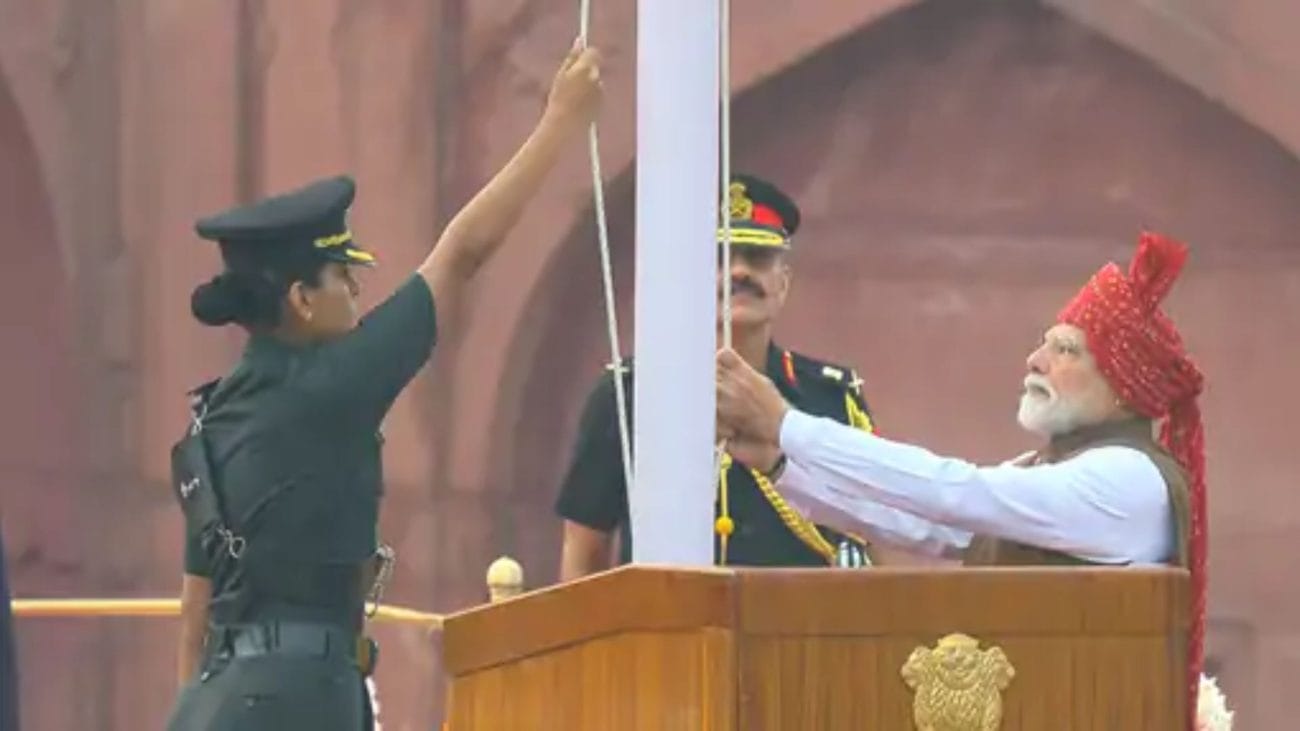 Independence Day 2026: PM मोदी ने लाल किले पर फहराया तिरंगा, पहली बार गूंजा ‘वंदे मातरम्’