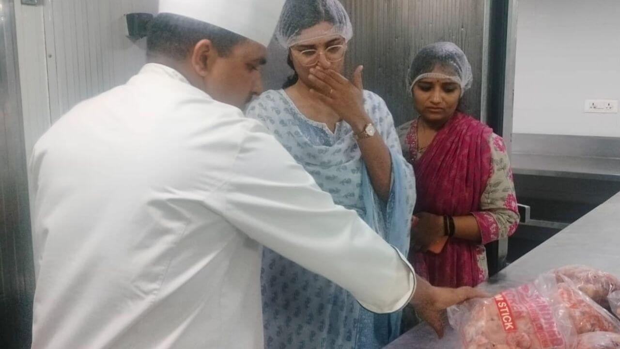 इंदौर की Sayaji Hotel में खाद्य विभाग का छापा, बिना पैकिंग डेट के मिला नॉनवेज, चूहे-कॉकरोच भी मिले, जांच के लिए भेजे सैंपल