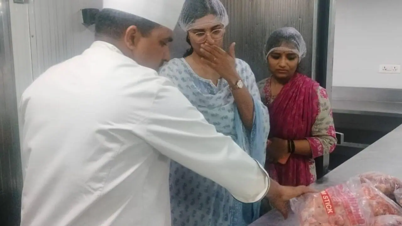 इंदौर की Sayaji Hotel में खाद्य विभाग का छापा, बिना पैकिंग डेट के मिला नॉनवेज, चूहे-कॉकरोच भी मिले, जांच के लिए भेजे सैंपल