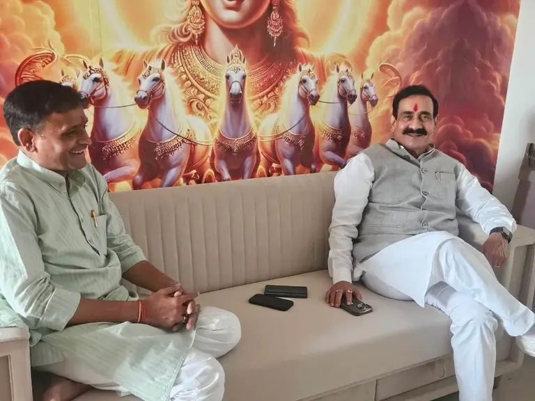 दतिया उपचुनाव : सोशल मीडिया की अफवाहों पर बोले नरोत्तम मिश्रा- सब बातें भ्रामक, आशुतोष तिवारी मेरे अनुज, 25 वर्षों का पारिवारिक रिश्ता