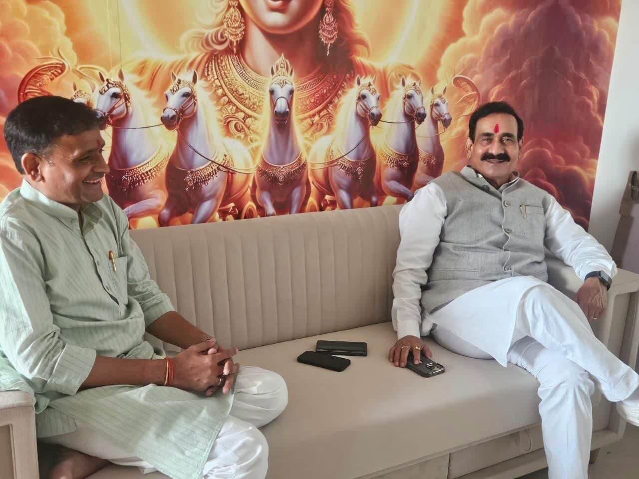 दतिया उपचुनाव : सोशल मीडिया की अफवाहों पर बोले नरोत्तम मिश्रा- सब बातें भ्रामक, आशुतोष तिवारी मेरे अनुज, 25 वर्षों का पारिवारिक रिश्ता