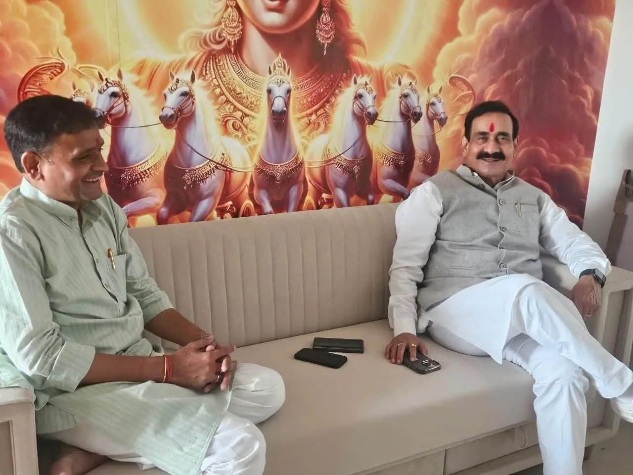 दतिया उपचुनाव : सोशल मीडिया की अफवाहों पर बोले नरोत्तम मिश्रा- सब बातें भ्रामक, आशुतोष तिवारी मेरे अनुज, 25 वर्षों का पारिवारिक रिश्ता