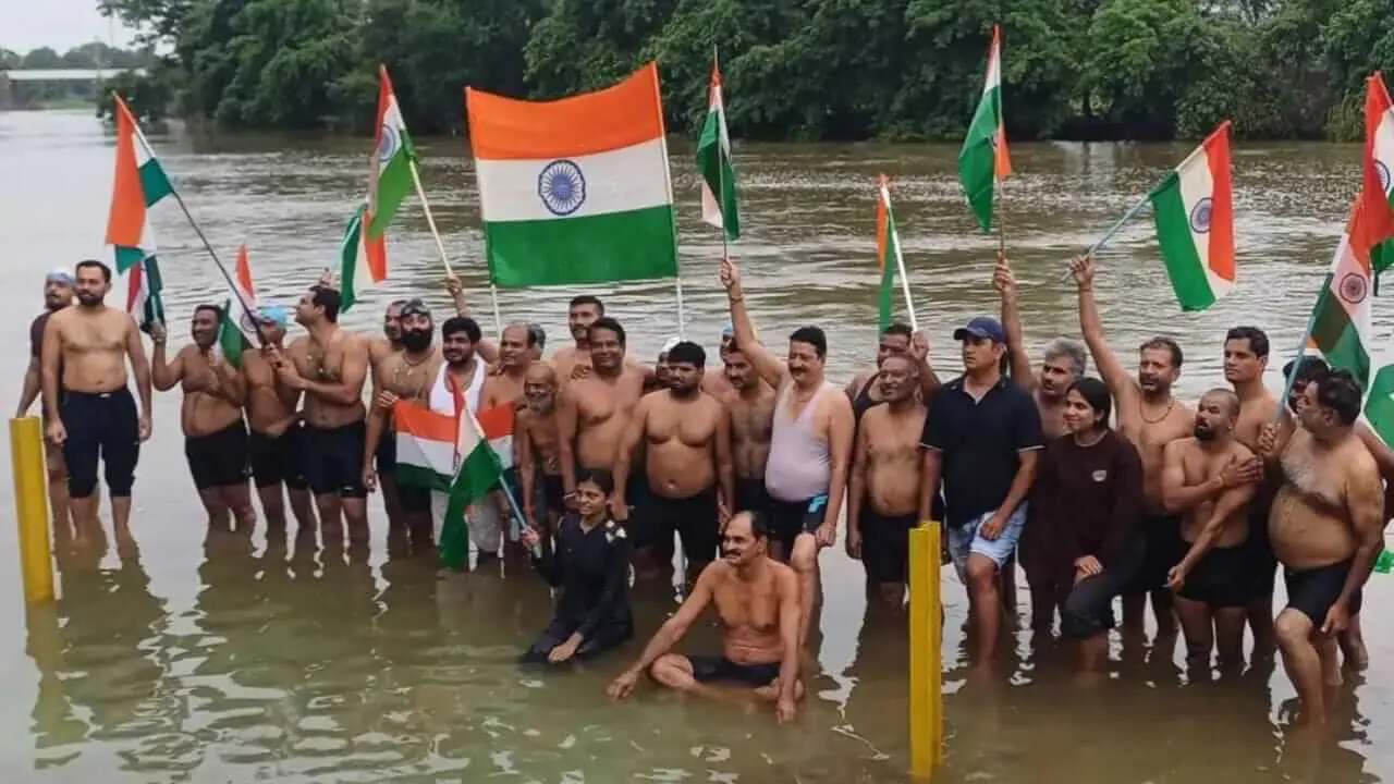 खंडवा में लहरों पर तैरते हुए निकली तिरंगा यात्रा, दिखा देशभक्ति का अनोखा नजारा