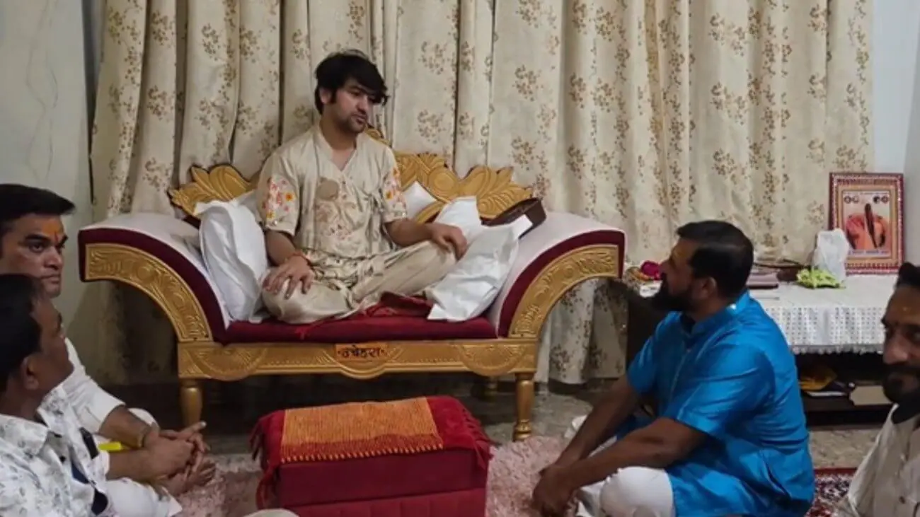 बागेश्वर धाम पहुंचे टी राजा, मौलाना रशीदी को दिया करारा जवाब, बोले – ‘मदरसों पर दें ध्यान’, अखिलेश यादव पर भी साधा निशाना