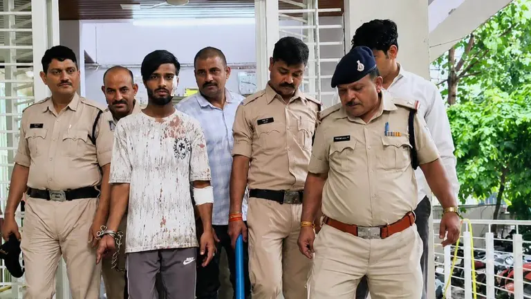 वायरल वीडियो के बाद भोपाल पुलिस का बड़ा एक्शन, हिस्ट्रीशीटर को सड़क पर पैदल घुमाकर भेजा जेल