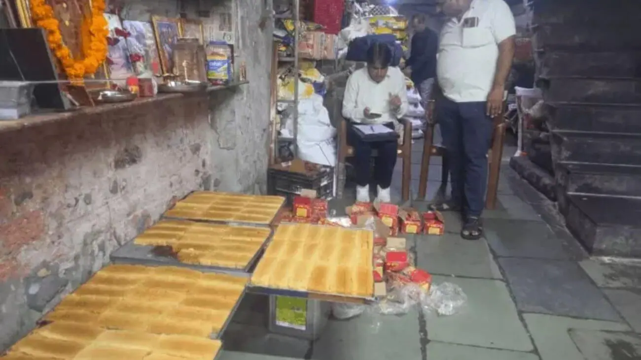 उज्जैन में खाद्य विभाग की बड़ी कार्रवाई, न्यू कैफे मयूरम की 54 किलो संदिग्ध मिठाई की गई नष्ट, मिल्क केक बेचने के तरीके पर उठे सवाल