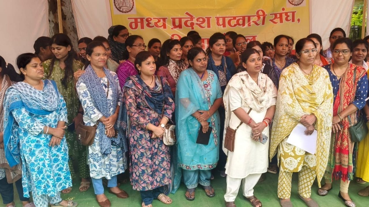 MP Patwari Strike: 5 सूत्रीय मांगों को लेकर पटवारियों की बस्ताबंद हड़ताल शुरू, कैडर रिव्यू और प्रमोशन बना बड़ा मुद्दा