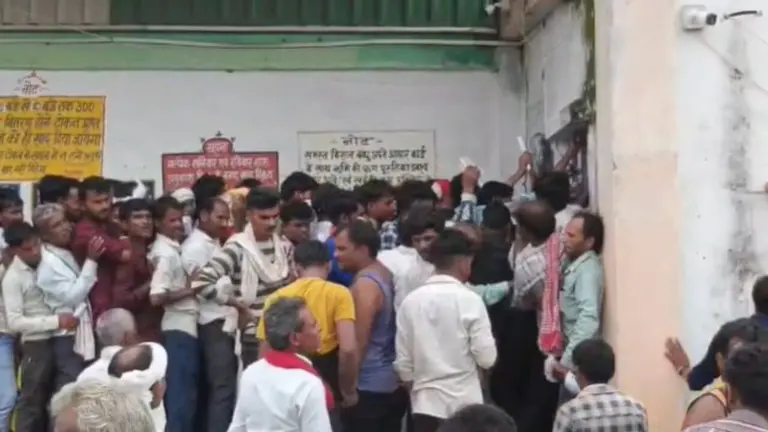 दमोह: ई-टोकन बंद, पुरानी व्यवस्था शुरू.. फिर भी घंटों लाइन में लगने के बाद खाली हाथ लौट रहे किसान, नहीं मिल रही खाद