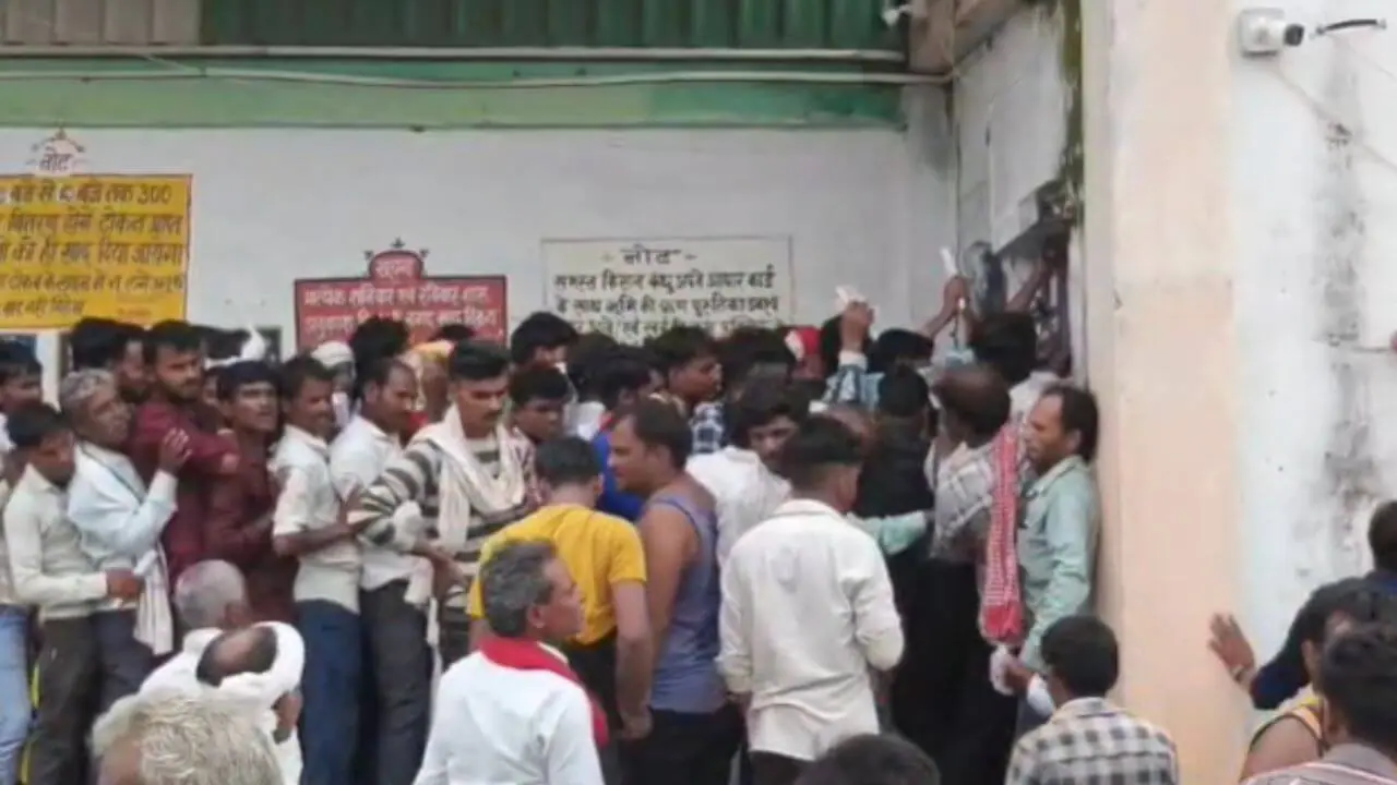 दमोह: ई-टोकन बंद, पुरानी व्यवस्था शुरू.. फिर भी घंटों लाइन में लगने के बाद खाली हाथ लौट रहे किसान, नहीं मिल रही खाद