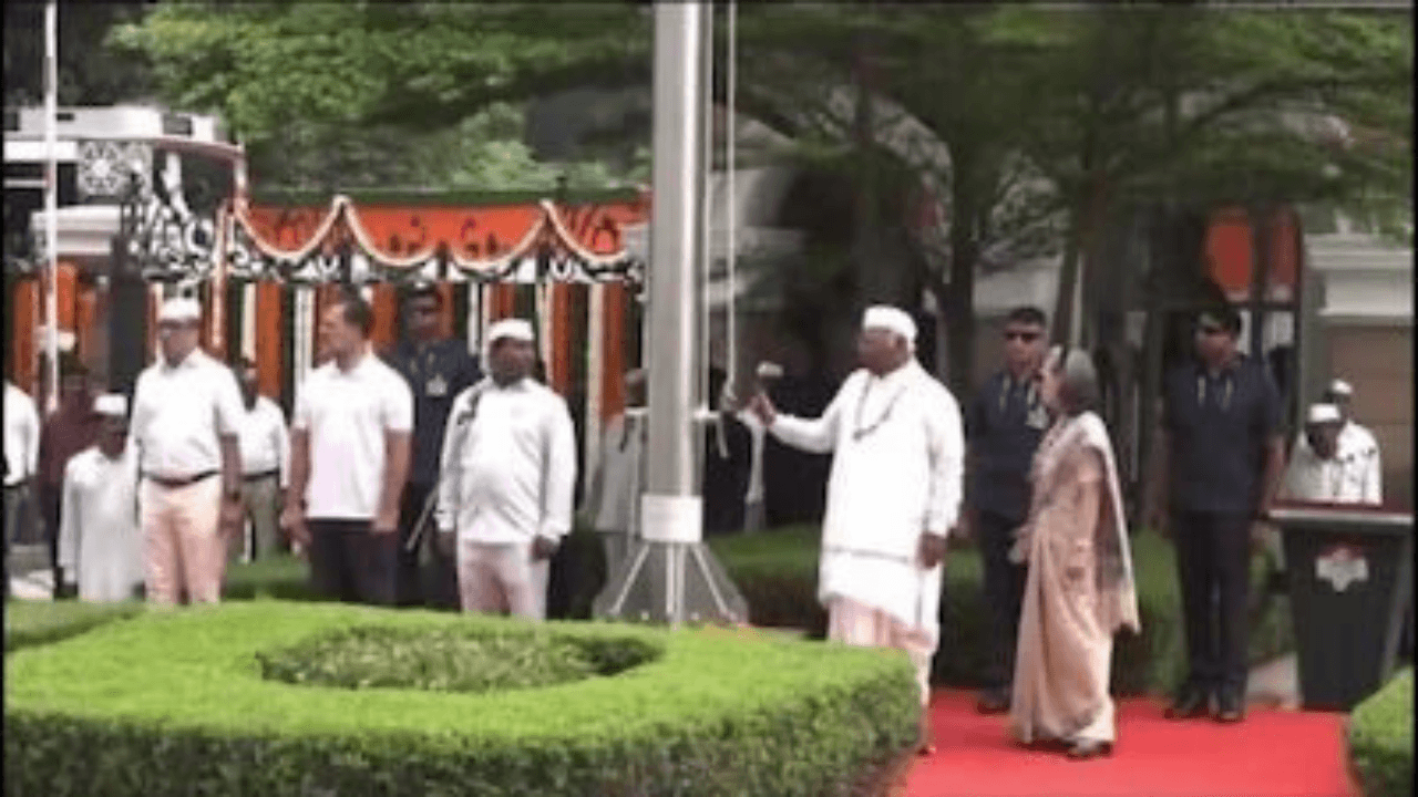 वंदे मातरम विवाद ने तूल पकड़ा, सोनिया-राहुल गांधी के खिलाफ दिल्ली में शिकायत, ओडिशा में भी कार्रवाई की मांग