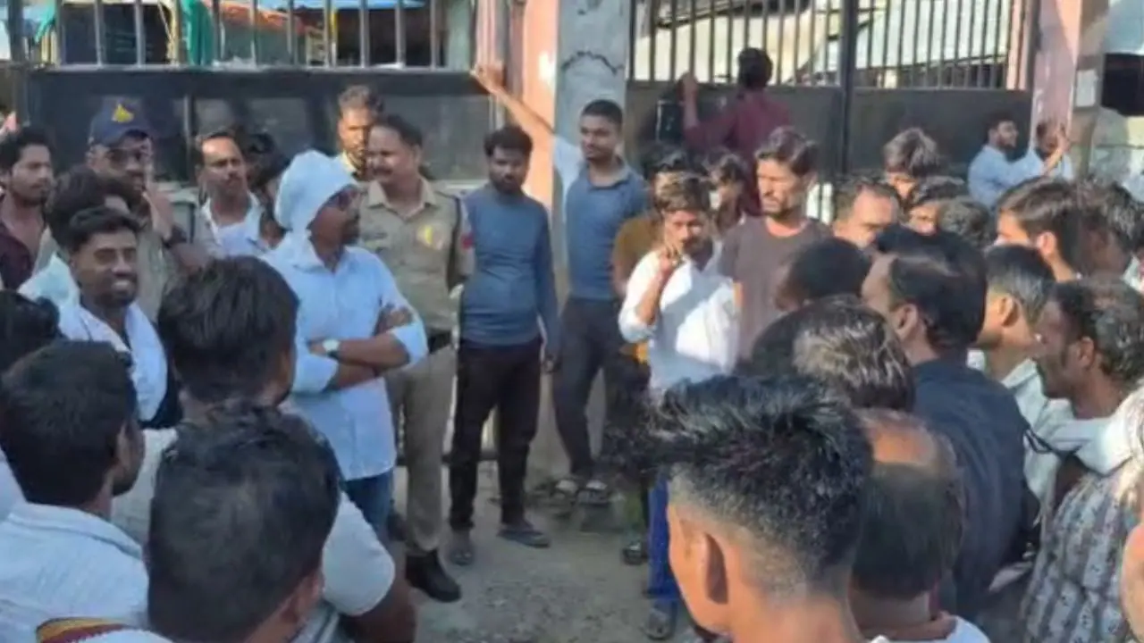 नीलामी नहीं तो होगा आंदोलन.. दमोह में किसानों का प्रदर्शन, मंडी में जड़ा ताला, किया चक्काजाम, प्रशासन को दी चेतावनी