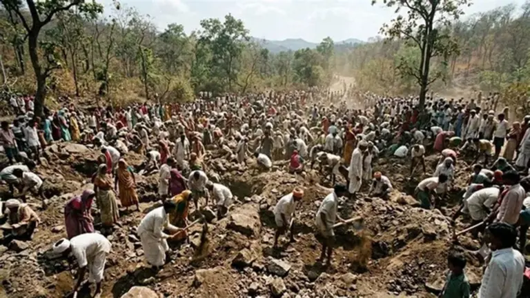 सागर में कीमती पत्थर मिलने की अफवाह, जंगल में खुदाई के लिए उमड़े हजारों ग्रामीण, पुलिस पर पथराव से बढ़ा तनाव