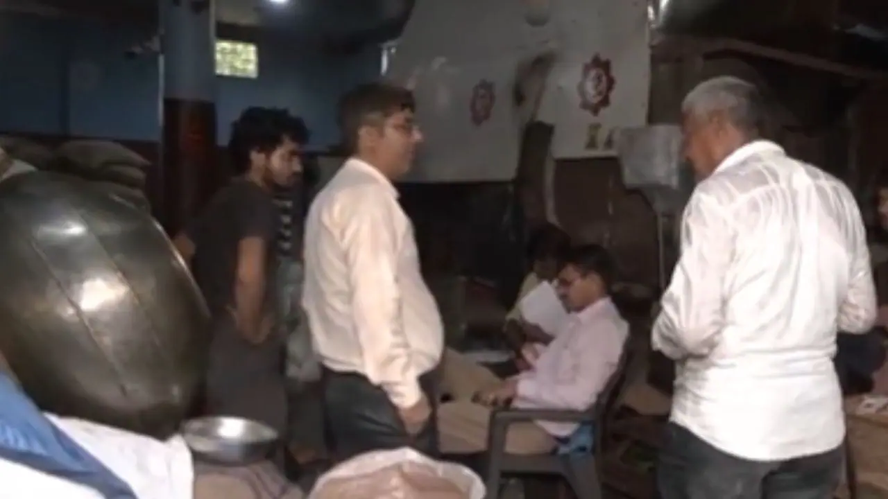 इंदौर में खाद्य सुरक्षा विभाग का बड़ा एक्शन, 4 हजार किलो खाद्य सामग्री की जब्त, जांच के लिए भेजे नमूने