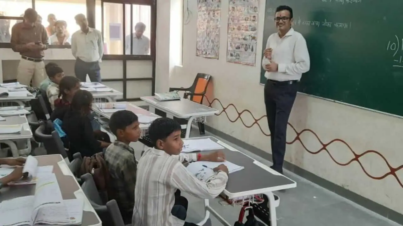 आदिवासी अंचल के सांदीपनी स्कूल पहुंचे रतलाम कलेक्टर, बच्चों को पढ़ाया गणित, ग्राम पंचायत के कार्यों का किया निरीक्षण