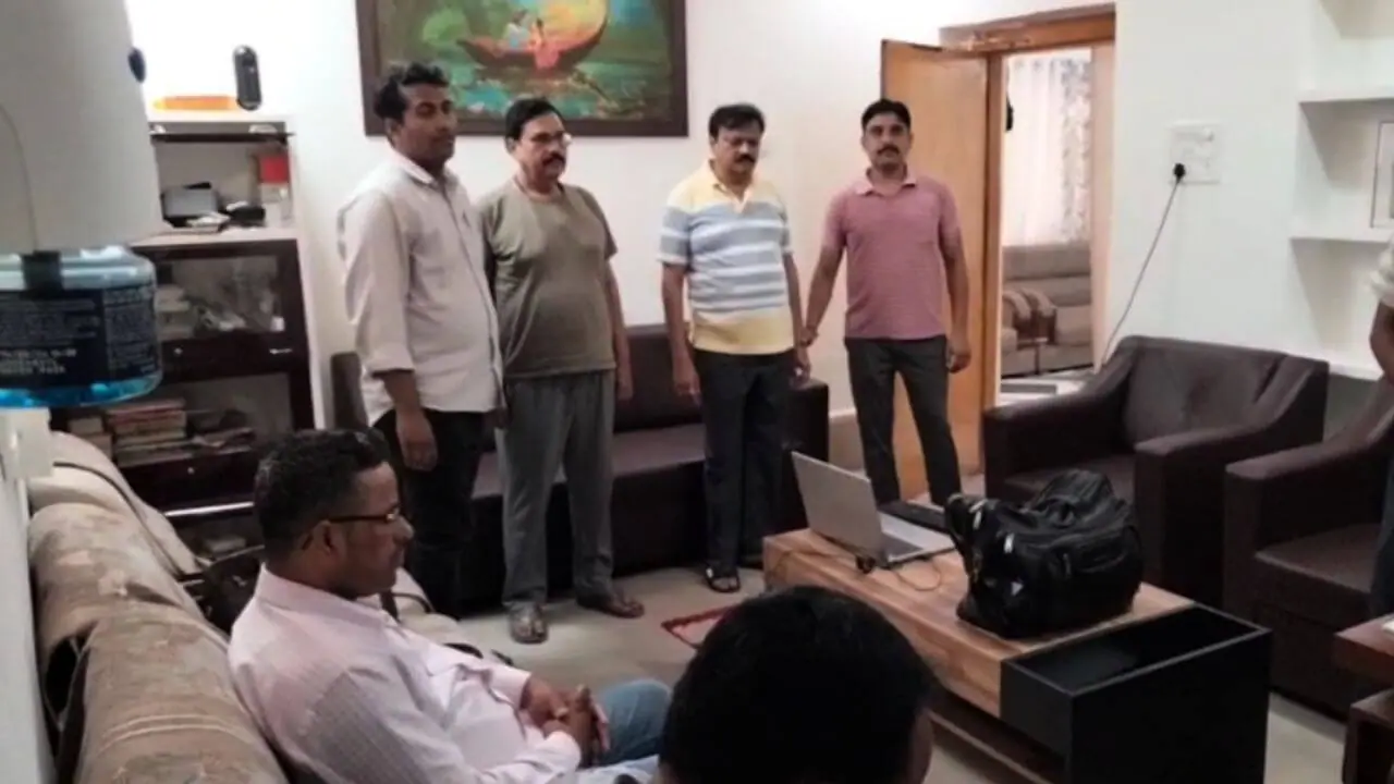 फर्म को काम दिलाने के बदले PWD के चीफ इंजीनियर में मांगी 1 लाख रुपये प्रतिमाह रिश्वत, लोकायुक्त पुलिस ने रंगे हाथ पकड़ा