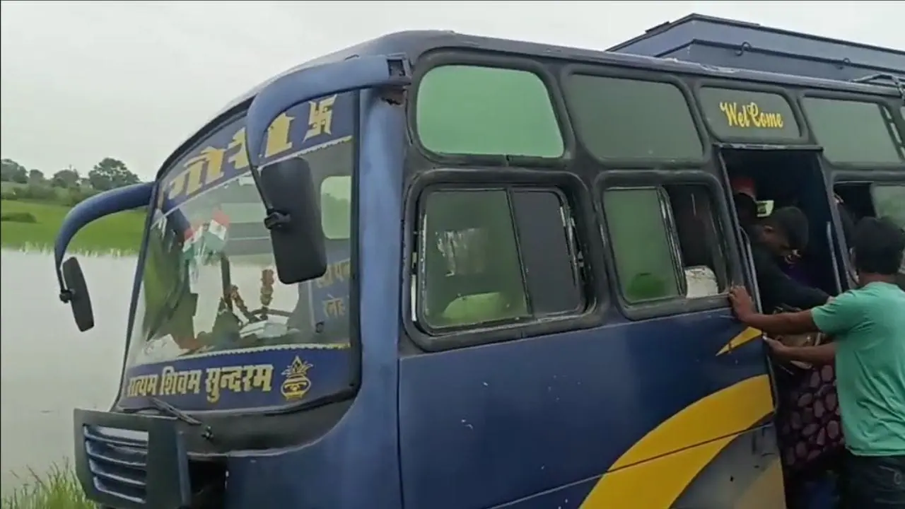 दमोह में नशे में बस चला रहा था ड्राइवर, पलटते-पलटते बची 50 से ज्यादा यात्रियों की जान
