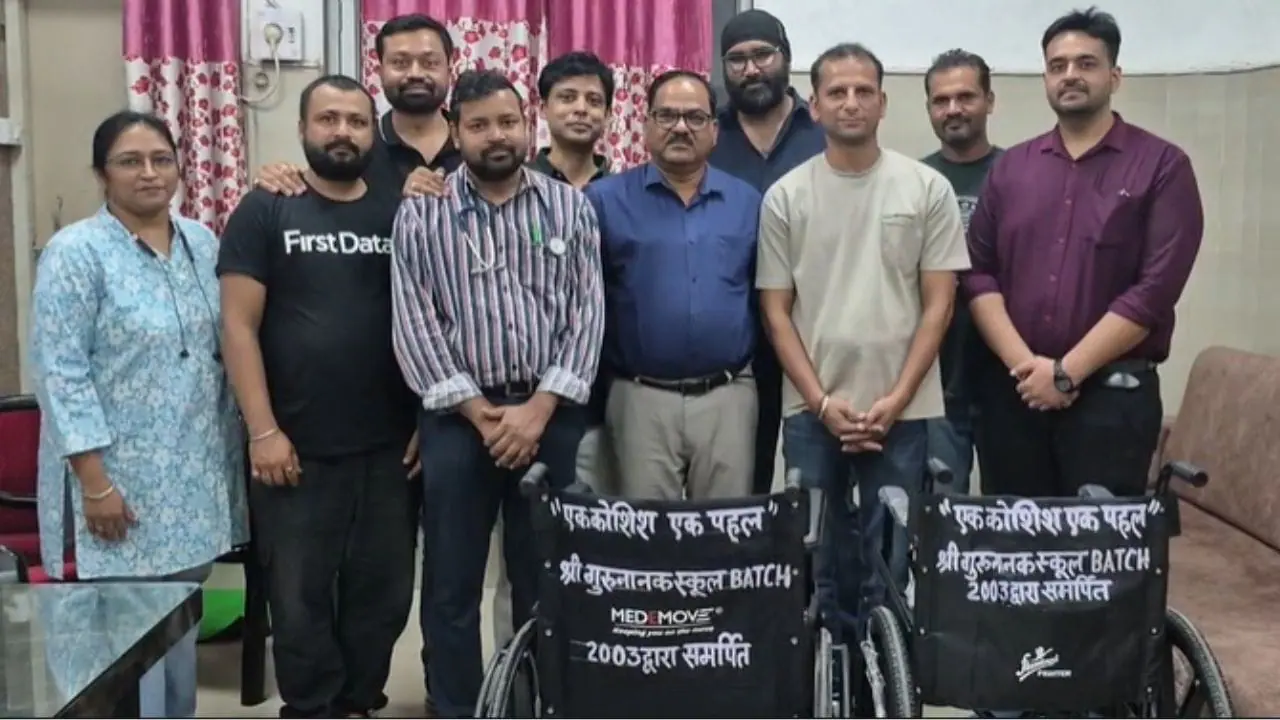 दमोह में Friendship Day पर अनूठी पहल, कुछ दोस्तोंं ने अपने डॉक्टर मित्र को मरीजों की सुविधा के लिए भेंट कीं दो नई व्हीलचेयर, पढ़ें खबर