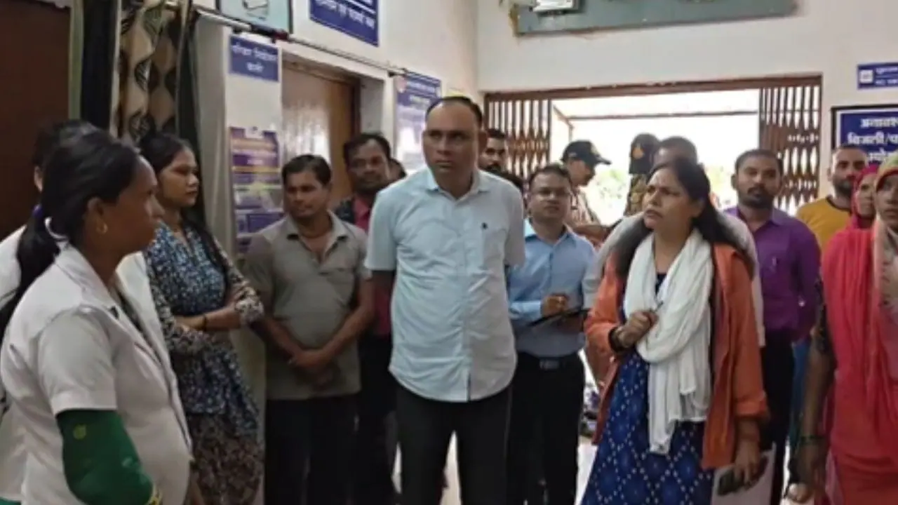 “टिटनेस का टीका लगवाना है तो बाजार से खरीद लाओ..” कहकर महिला को स्वास्थ्य केंद्र से लौटाया, उमरिया कलेक्टर ने लिया बड़ा एक्शन