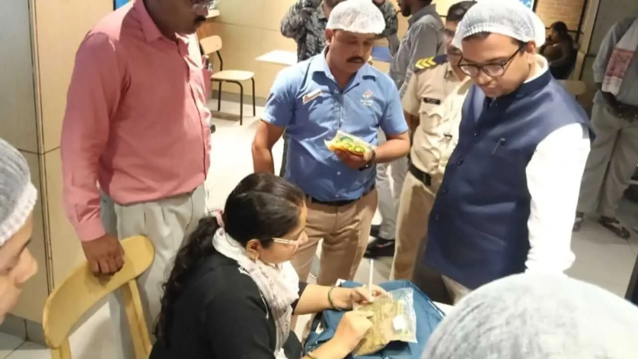 जबलपुर: डोमिनोज रेस्टोरेंट में नॉनवेज ओवन में बन रहा था वेज पिज्जा, खाद्य विभाग की कार्रवाई ने खोली पोल