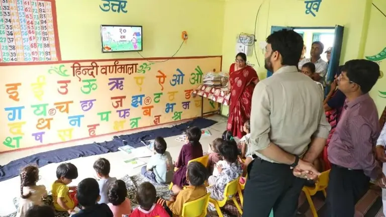 नीमच में मुख्यमंत्री जन विश्वास अभियान के तहत लगा समाधान शिविर, कलेक्टर ने परखी आंगनवाड़ी की व्यवस्थाएं