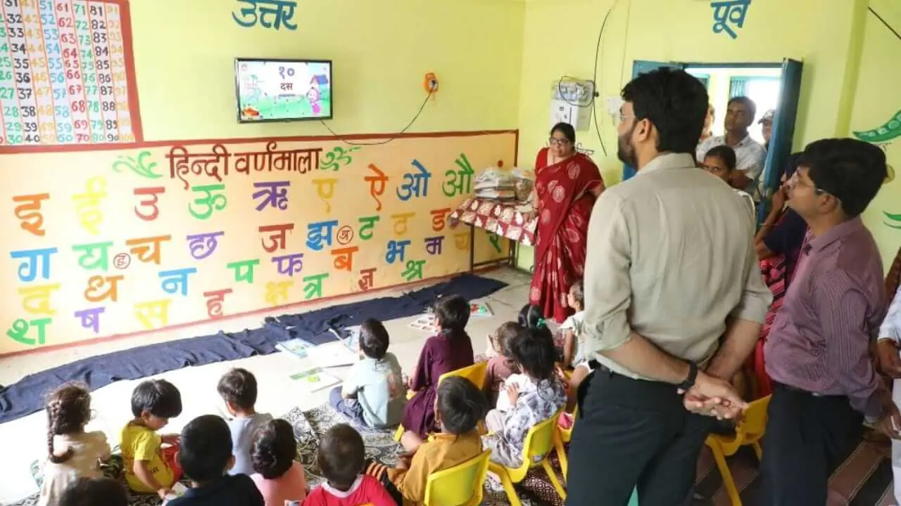 नीमच में मुख्यमंत्री जन विश्वास अभियान के तहत लगा समाधान शिविर, कलेक्टर ने परखी आंगनवाड़ी की व्यवस्थाएं