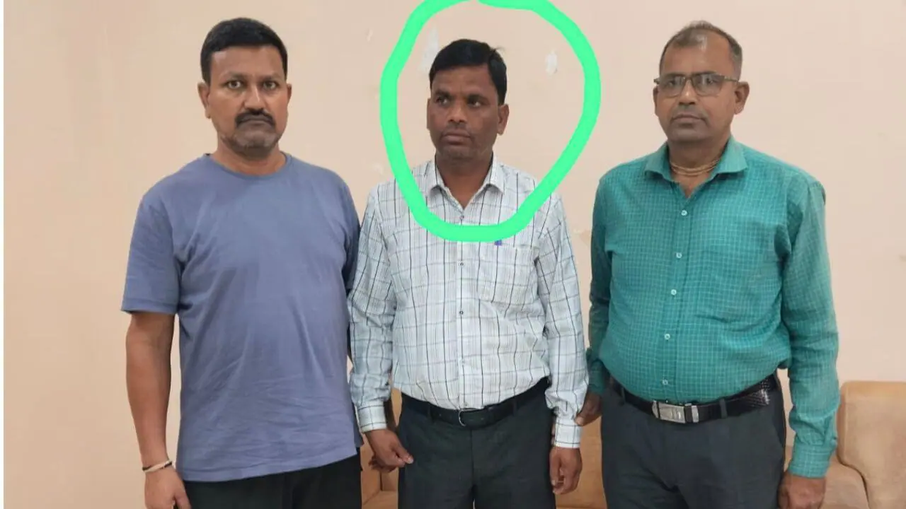 एमपी में बेख़ौफ़ घूसखोर, अशोकनगर में बिजली कंपनी का लाइनमेन बिल काउंटर कक्ष में ले रहा था रिश्वत, लोकायुक्त पुलिस ने रंगे हाथ दबोचा
