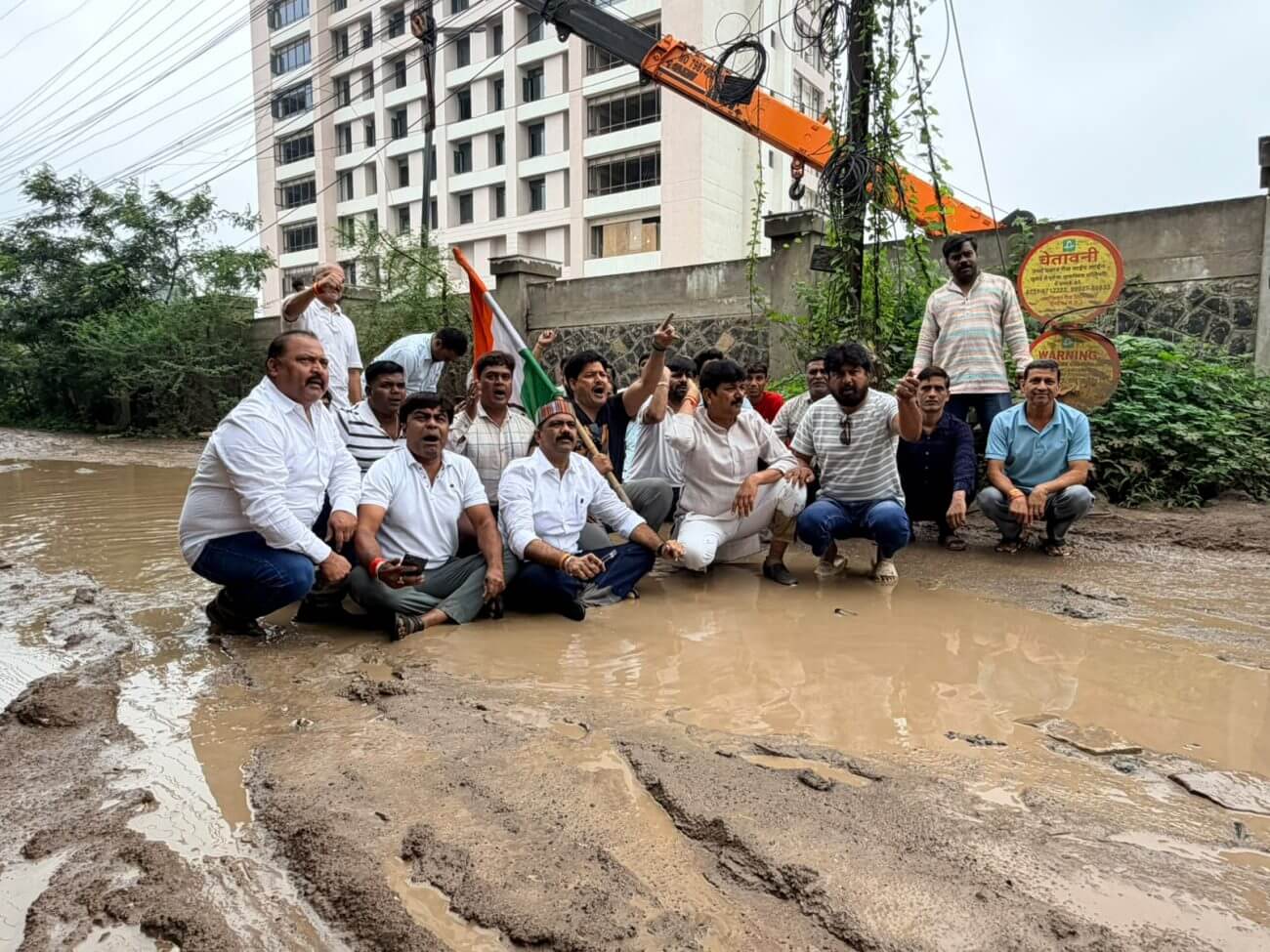 Indore News: कीचड़ से भरी सड़क पर धरने पर बैठे कांग्रेस नेता, 5 दिन का अल्टीमेटम- सुधार नहीं हुआ तो बड़ा आंदोलन
