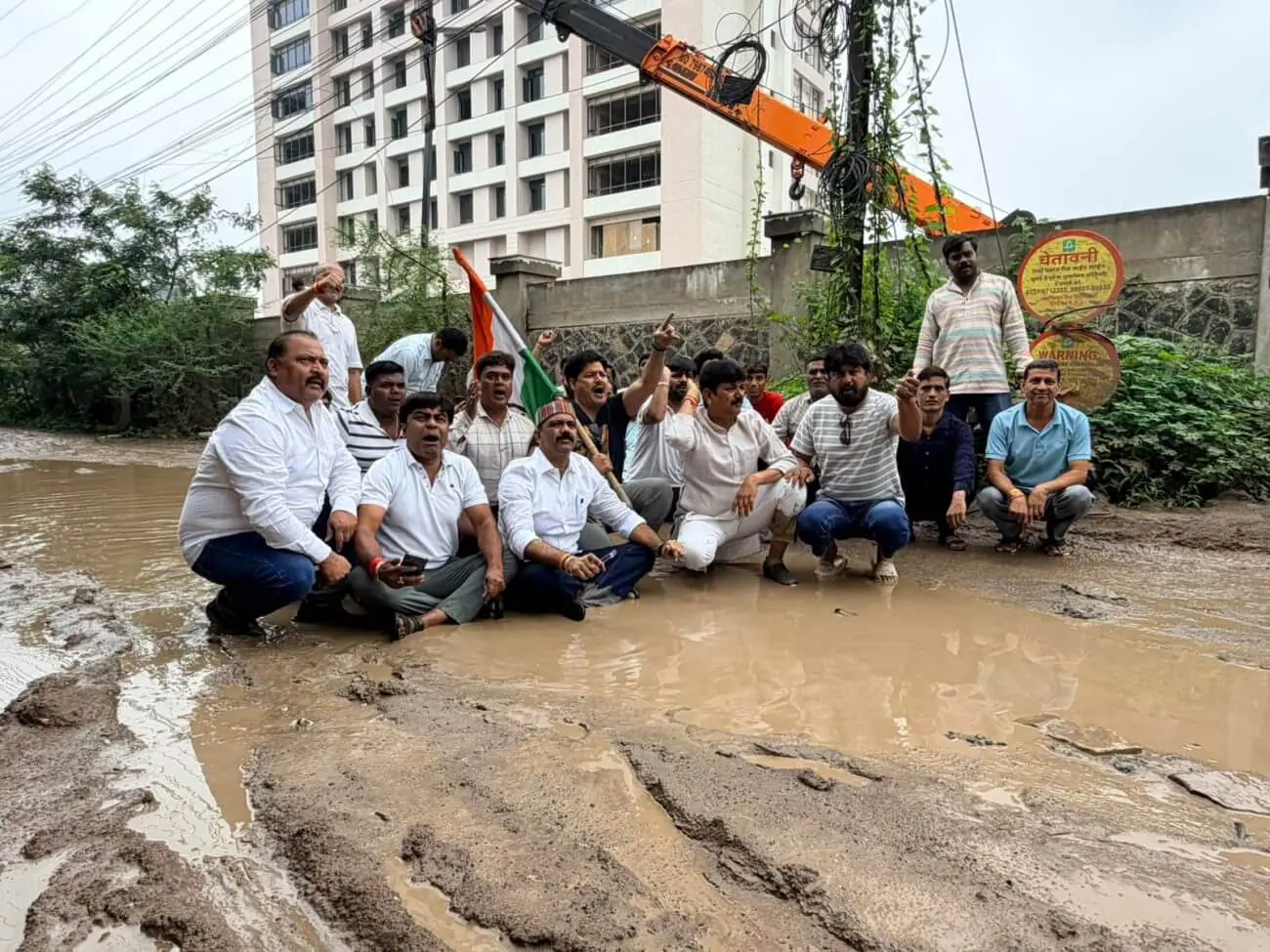 Indore News: कीचड़ से भरी सड़क पर धरने पर बैठे कांग्रेस नेता, 5 दिन का अल्टीमेटम- सुधार नहीं हुआ तो बड़ा आंदोलन