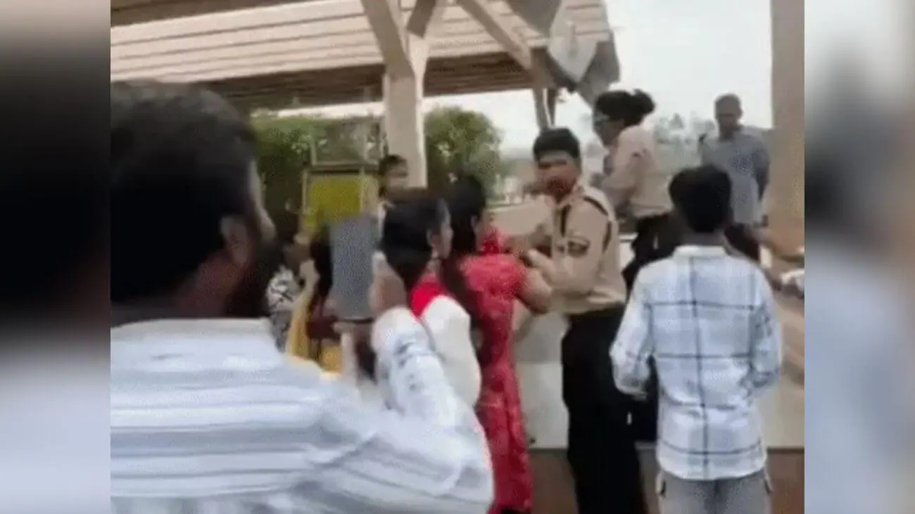 महाकाल लोक में श्रद्धालुओं और महिला सुरक्षाकर्मी के बीच हुई मारपीट, सप्त ऋषि मूर्ति के पास जमकर हुआ हंगामा