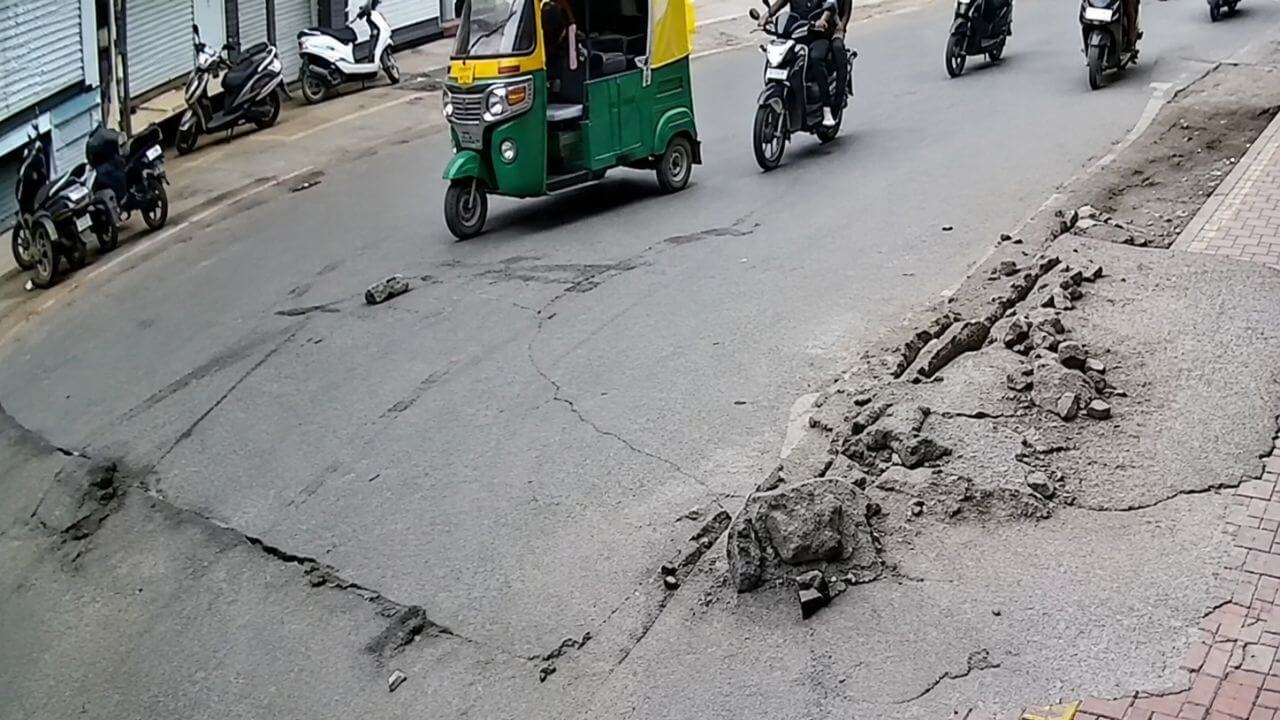 40 करोड़ की स्मार्ट सिटी सड़क में धंसा हिस्सा, पाइपलाइन टेस्टिंग के दौरान हुआ बड़ा गड्ढा