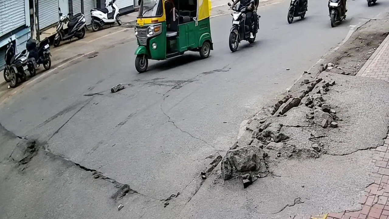 40 करोड़ की स्मार्ट सिटी सड़क में धंसा हिस्सा, पाइपलाइन टेस्टिंग के दौरान हुआ बड़ा गड्ढा