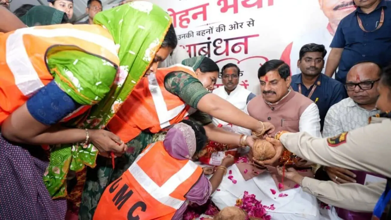 CM मोहन यादव की कलाई पर महाकाल मंदिर की महिला कर्मचारियों ने बांधी राखी, मुख्यमंत्री ने पुष्पवर्षा कर किया बहनों का स्वागत