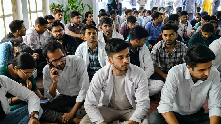 जबलपुर मेडिकल कॉलेज में जूनियर डॉक्टर पर हमला, सुरक्षा की मांग को लेकर हड़ताल, मरीजों की बढ़ी परेशानी