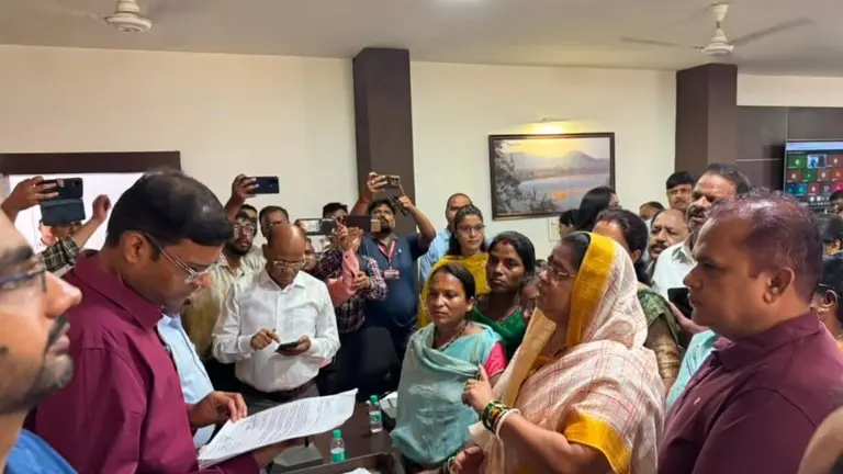 बालाघाट: 114 दिन से धरने पर बैठीं महिलाओं के समर्थन में कलेक्ट्रेट पहुंचीं विधायक अनुभा मुंजारे, लगाई शराब दुकान हटाने की गुहार
