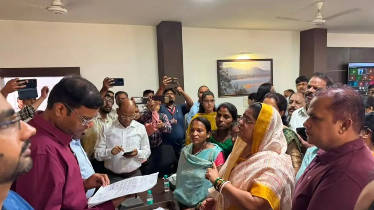 बालाघाट: 114 दिन से धरने पर बैठीं महिलाओं के समर्थन में कलेक्ट्रेट पहुंचीं विधायक अनुभा मुंजारे, लगाई शराब दुकान हटाने की गुहार