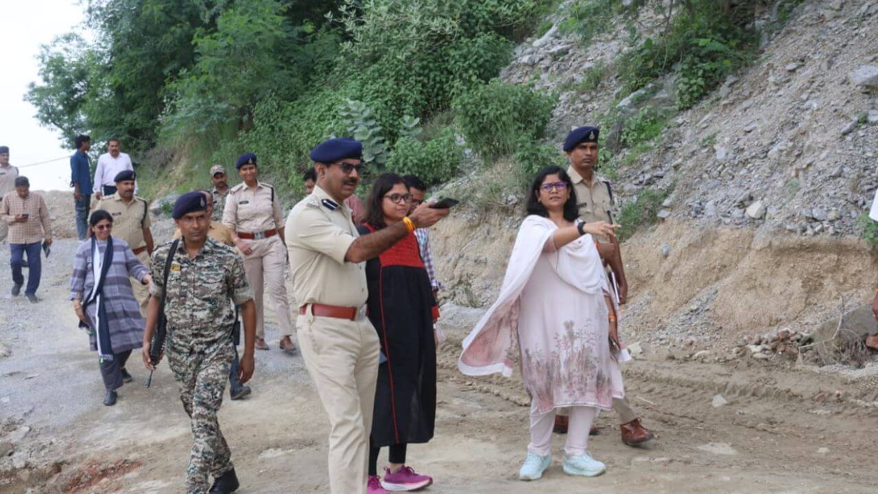 डबरा: बिलौआ की प्रतिबंधित खदानों पर प्रशासन का सख्त पहरा, कलेक्टर-एसपी ने किया निरीक्षण, निगरानी के लिए बनाए गए 8 चेकिंग प्वॉइंट