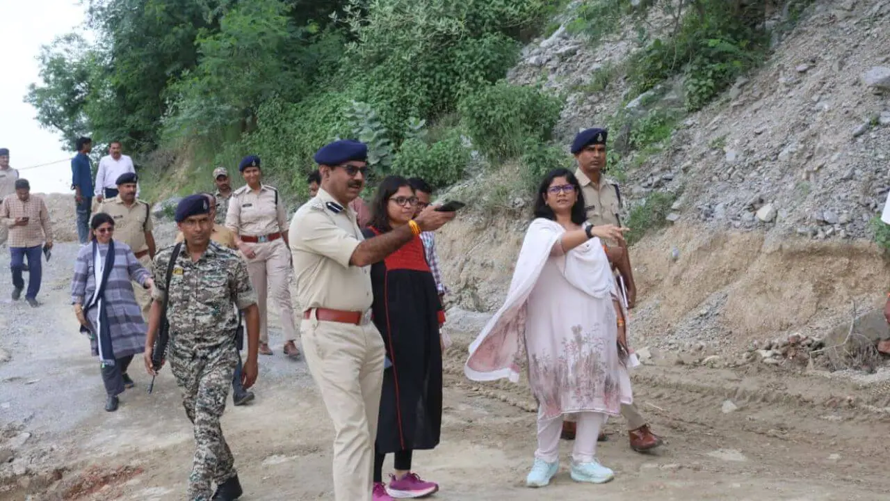 डबरा: बिलौआ की प्रतिबंधित खदानों पर प्रशासन का सख्त पहरा, कलेक्टर-एसपी ने किया निरीक्षण, निगरानी के लिए बनाए गए 8 चेकिंग प्वॉइंट