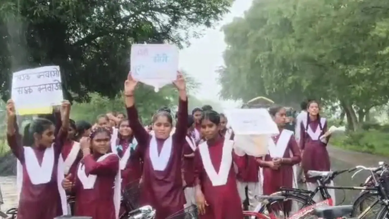 दमोह में स्कूली बच्चों का चक्काजाम: कीचड़ भरे रास्ते से परेशान छात्रों ने सड़क पर लगाई साइकिलें, निर्माण की मांग
