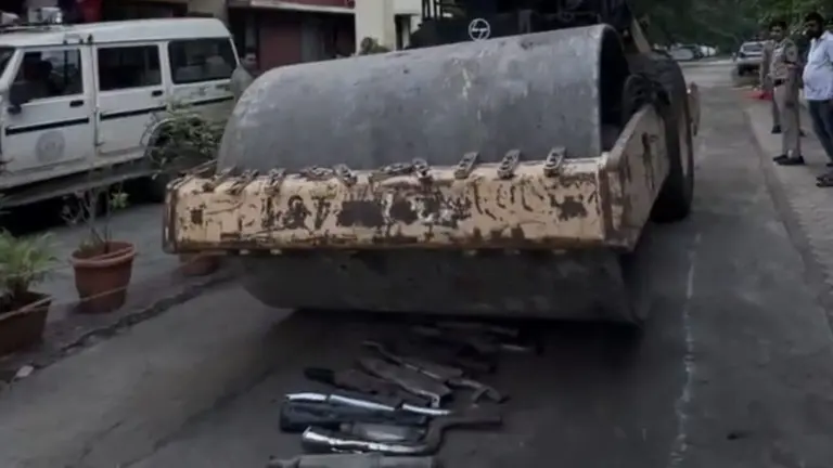 इंदौर में मॉडिफाइड साइलेंसर पर बड़ी कार्रवाई, 101 बुलेट साइलेंसर रोड रोलर से कुचले, पुलिस ने दिया सख्त संदेश
