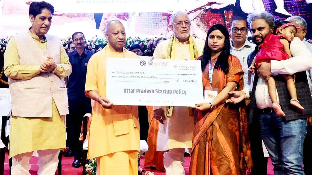 सीएम योगी ने 107 स्टार्टअप्स और 9 इनक्यूबेटर्स को प्रोत्साहन राशि , बोले- नया यूपी’ अब रुकने वाला नहीं है