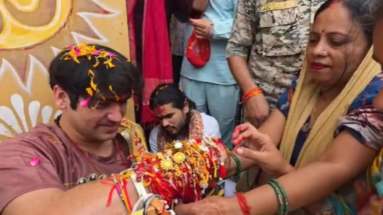 चबूतरे पर बैठकर पंडित धीरेंद्र कृष्ण शास्त्री ने हजारों बहनों से बंधवाई राखी, बागेश्वर महाराज ने बहनों को भेंट की दक्षिणा