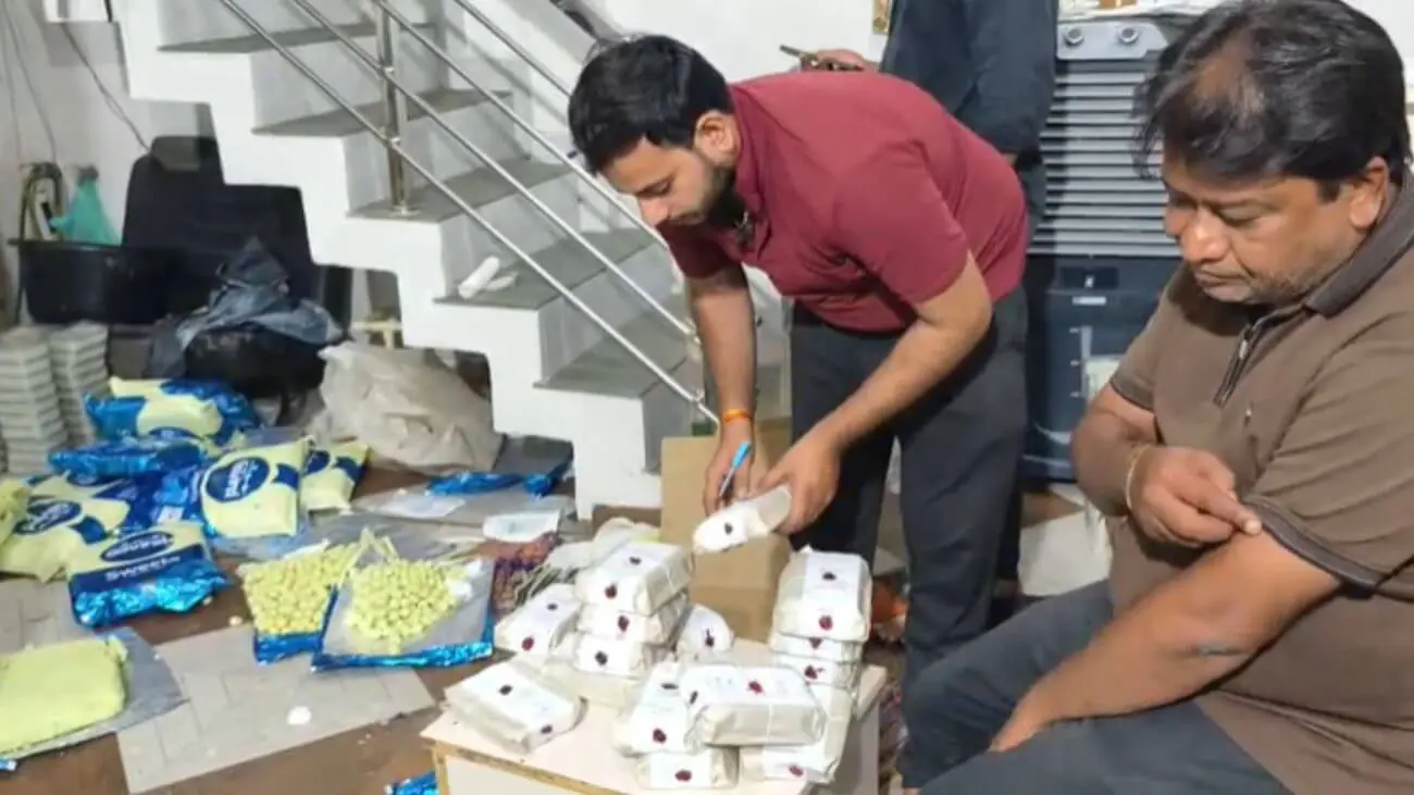 इंदौर में रक्षाबंधन से पहले खाद्य विभाग की बड़ी कार्रवाई, 350 किलो मिठाई जब्त, गुजरात से आई खेप पर जांच