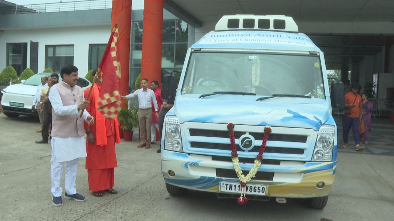 चिन्मय अमृत यात्रा को सीएम डॉ. मोहन यादव ने दिखाई हरी झंडी, बोले- युवाओं के नैतिक विकास में स्वामी चिन्मयानंद का योगदान हमेशा रहेगा याद